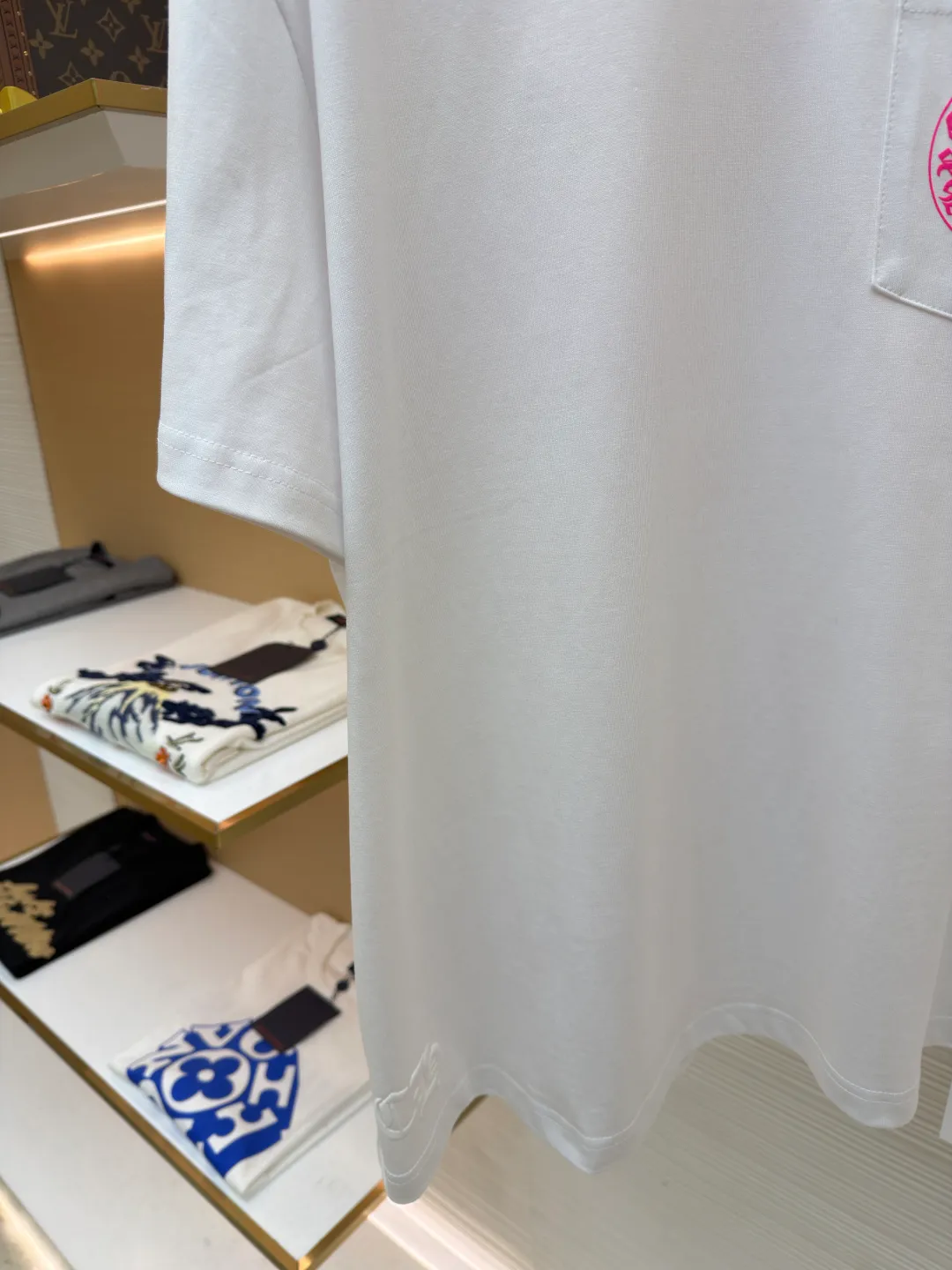 Chrome Hearts horseshoe pink T-shirt ●Item number: 1682507-X85 ●Fabric: cotton fabric ●Technology: hand-printed with ink ●Color: white ●Type: loose fit ●Weight: about 285 grams ●Size: S-M-L ●Description: This Chrome Hearts pocket printed short-sleeves are made of high-count double yarn cotton, with a weight of 320g. The fabric has been pre-washed to achieve a soft and skin-friendly touch. At the same time, it avoids shrinkage and fading problems from the root, and maintains a crisp shape after long-term wear. The body adopts seamless cylinder weaving technology, and there are no seams on the sides, so there is no sense of restraint when worn. The shoulders are classic dropped shoulders, and the loose body shape is suitable for all kinds of body shapes. The rose-red totem print on the left breast pocket is made of imported environmentally friendly slurry and produced through a high-precision screen printing process. The printing has clear layers and saturated colors, and it is not easy to crack or fall off after repeated washing. The neckline adopts a double-needle reinforced hemming design and is paired with a customized threaded collar, which is durable and not easily deformed. The overall wiring follows luxury craftsmanship standards, and the stitching is even and fine. Every detail demonstrates ingenuity. Customized hardware and accessories are complete with three logos, restoring the classic texture of the brand. The overall wiring is straight and delicate, the fabric is comfortable and soft, and the color is consistent without color difference. It can be matched with the same style to create a fashionable look and control various occasions. Customized accessories, complete with three standards, same style for men and women!